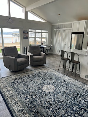Dining - The Lake Cottage on Soda Bay-Pet Friendly, Private Deck, Dock & Kayaks (Kelseyville)