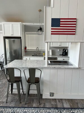 Réfrigérateur, micro-ondes, four, plaque de cuisson