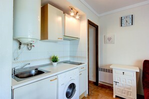 Refrigerador, microondas, cafetera/tetera, utensilios de cocina