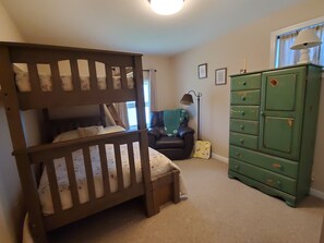 4 bedrooms, desk, free WiFi, bed sheets - 3 BR 2 Bath with yard and porch 1 Block to Harbor and 10 Min. Walk to Boardwalk (Wildwood)