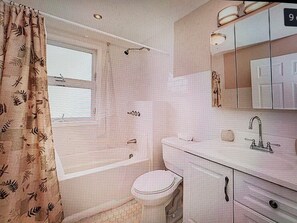 Combined shower/bathtub, hair dryer, towels, soap