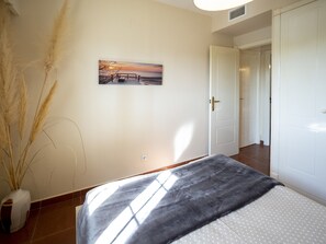 Iron/ironing board, free WiFi, bed sheets - Hoyo I Penthouse - Isla Canela Golf GHHI16B5P81 (Isla Canela)