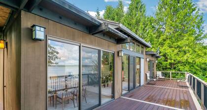 PNW MCM 155ft Private Waterfront Gem on Raft Island w/Hot Tub by RedAwning