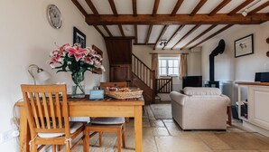 TV, fireplace, books - Plum Guide - Boddingtons Barn (Chipping Campden)