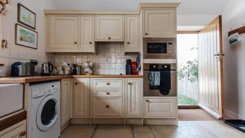 Microwave, mesin pencuci piring, dan mesin espresso