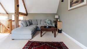 TV, fireplace, DVD player, books - Plum Guide - Old Mill Barn (Chipping Campden)