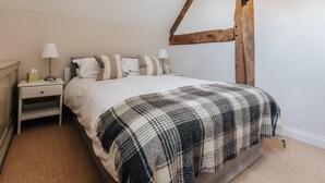 2 bedrooms, iron/ironing board - Plum Guide - Old Mill Barn (Chipping Campden)