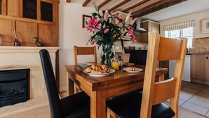 Dining - Plum Guide - Old Mill Barn (Chipping Campden)