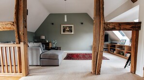 TV, fireplace, DVD player, books - Plum Guide - Old Mill Barn (Chipping Campden)