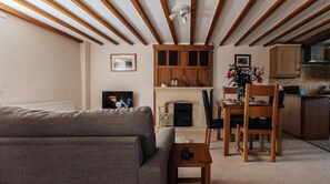 TV, fireplace, DVD player, books - Plum Guide - Old Mill Barn (Chipping Campden)