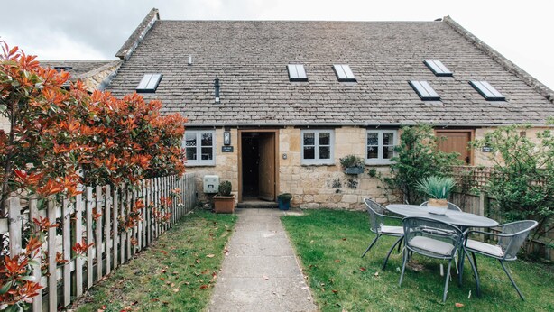 Outdoor dining - Plum Guide - Old Mill Barn (Chipping Campden)