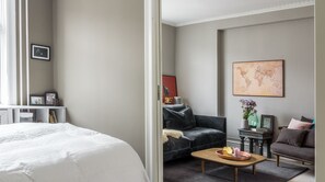 1 chambre, fer et planche à repasser