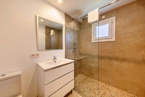 Dusche, Haartrockner, Handtücher