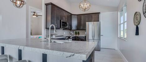 Frigorifero, microonde, forno, piano cottura