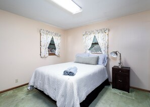 4 bedrooms, desk, iron/ironing board, free WiFi