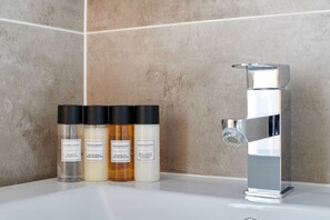 Shower, designer toiletries - Plum Guide - Elderflower Tonic (London)