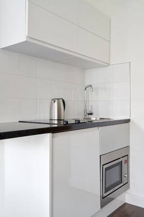 Microwave - Plum Guide - Elderflower Tonic (London)