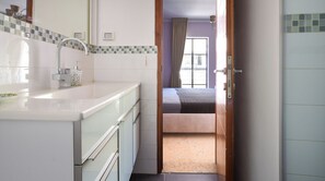 Bathroom - Plum Guide - Raspberry Swirl (Tel Aviv)