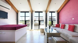Interior - Plum Guide - Raspberry Swirl (Tel Aviv)