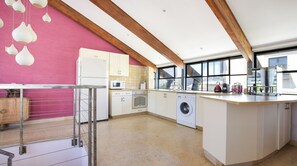 Private kitchen - Plum Guide - Raspberry Swirl (Tel Aviv)