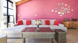 TV - Plum Guide - Raspberry Swirl (Tel Aviv)