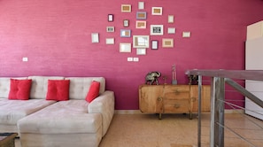 Interior - Plum Guide - Raspberry Swirl (Tel Aviv)