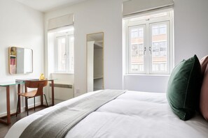 Desk - Plum Guide - Hibiscus Tonic (London)