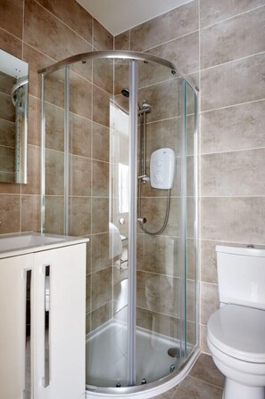 Shower, designer toiletries - Plum Guide - Hibiscus Tonic (London)