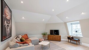 Living area - Plum Guide - The Magnetic (Bath)