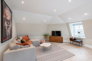 TV, books - Plum Guide - The Magnetic (Bath)