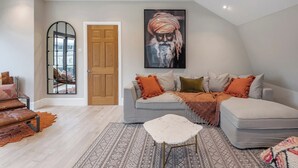 Living area - Plum Guide - The Magnetic (Bath)