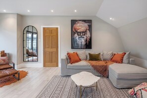 TV, books - Plum Guide - The Magnetic (Bath)