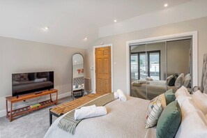 1 bedroom, iron/ironing board - Plum Guide - The Magnetic (Bath)