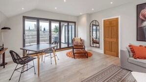 Living area - Plum Guide - The Magnetic (Bath)