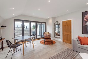 TV, books - Plum Guide - The Magnetic (Bath)