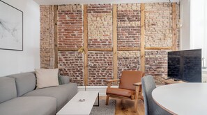 TV - Plum Guide - The Yellow Brick Road (Copenhagen)