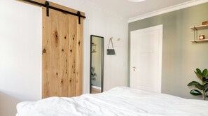 2 habitaciones y tabla de planchar con plancha 