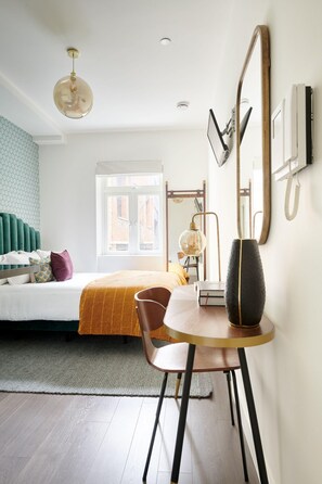 Desk - Plum Guide - Redcurrant Tonic (London)