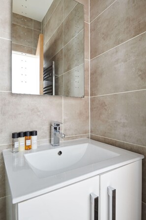 Shower, designer toiletries - Plum Guide - Redcurrant Tonic (London)