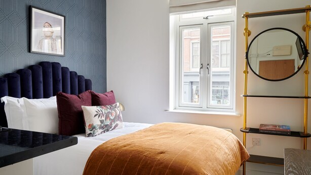 Room - Plum Guide - Blackcurrant Tonic (London)