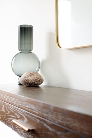 Interior detail - Plum Guide - Blackcurrant Tonic (London)