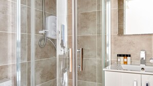 Shower, designer toiletries - Plum Guide - Blackcurrant Tonic (London)