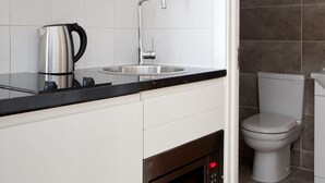 Private kitchen - Plum Guide - Lemon Tonic (London)