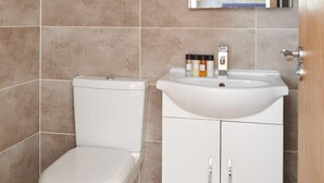 Bathroom - Plum Guide - Lemon Tonic (London)