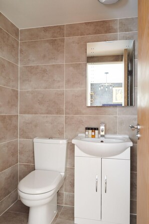 Shower, designer toiletries - Plum Guide - Lemon Tonic (London)