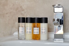 Shower, designer toiletries - Plum Guide - Lemon Tonic (London)