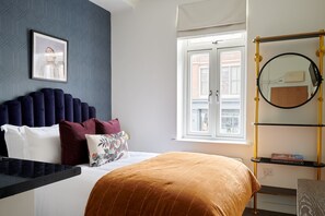 Room - Plum Guide - Pomegranate Tonic (London)