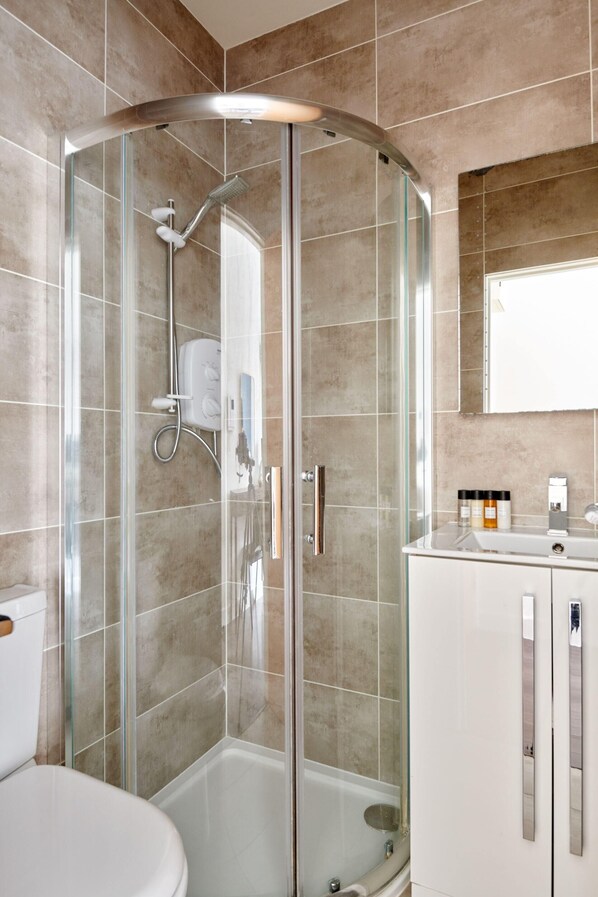 Douche, articles de toilette griffés
