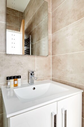 Douche, articles de toilette griffés