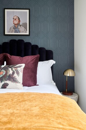 Room - Plum Guide - Pomegranate Tonic (London)